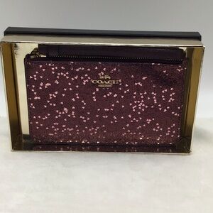 coach heart glitter small wristlet - raspberry
NWT/NEW